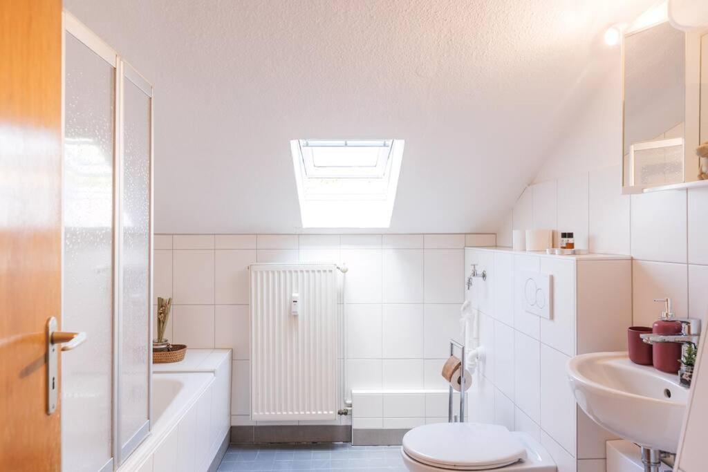 - 3-Bedroom Apartment Luxury: Central & Spacious In Duisburg & Big Tv And Kitchen - Exterior foto
