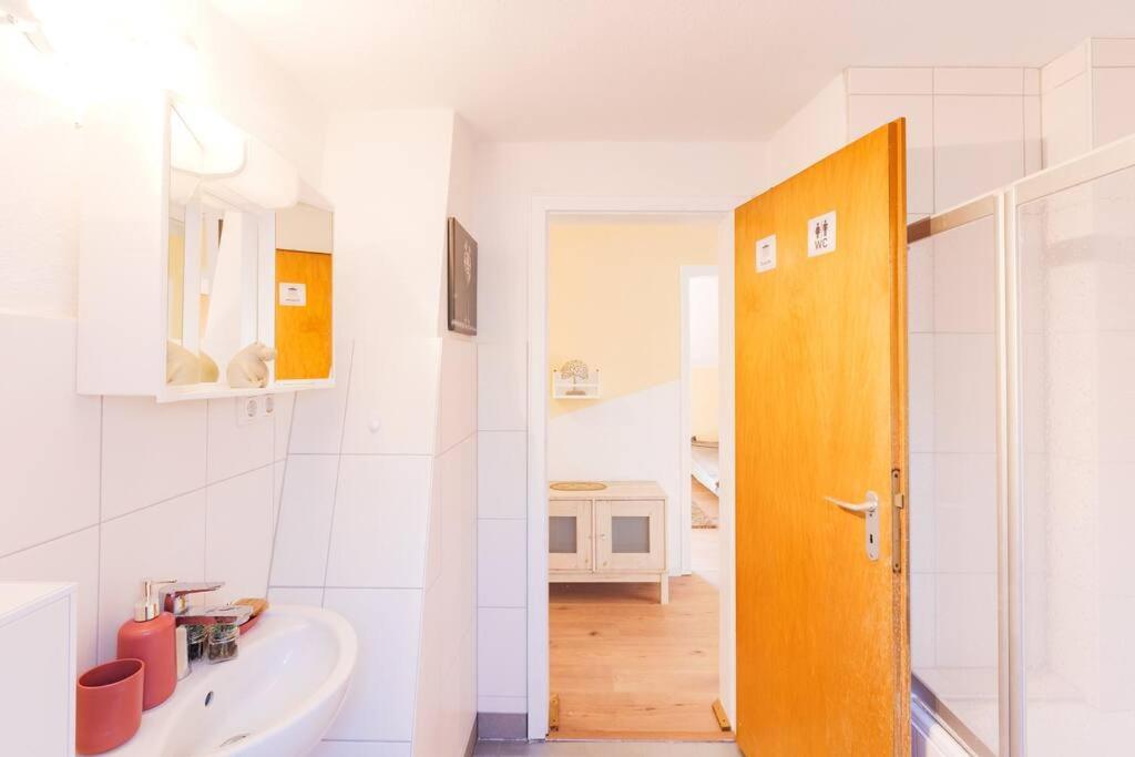 - 3-Bedroom Apartment Luxury: Central & Spacious In Duisburg & Big Tv And Kitchen - Exterior foto