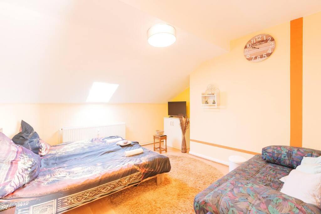 - 3-Bedroom Apartment Luxury: Central & Spacious In Duisburg & Big Tv And Kitchen - Exterior foto