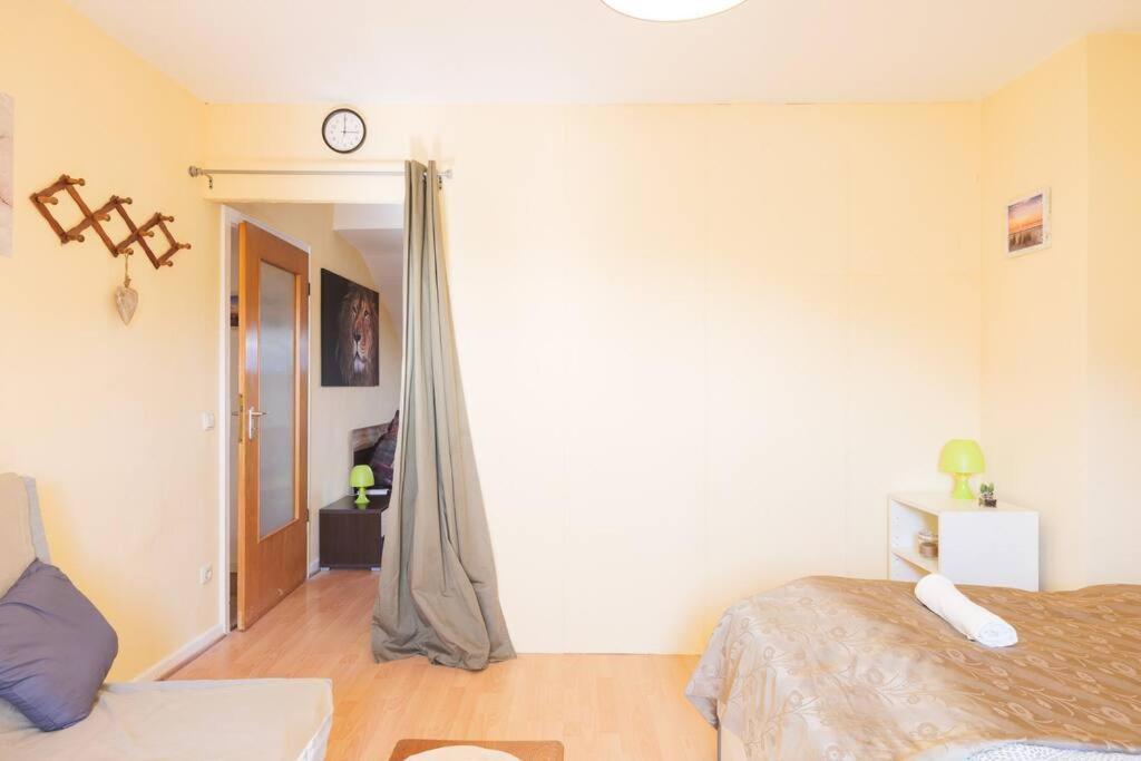 - 3-Bedroom Apartment Luxury: Central & Spacious In Duisburg & Big Tv And Kitchen - Exterior foto